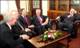 Foto :
Sinn Fein's Martin McGuinness, Irish Taoiseach Bertie Ahern, UK Predseda vldy Tony Blair, NI Sekretr Peter Hain a DUP predstavite Ian Paisley v prvej ministerskej debate.
Lder severorskej Strany demokratickch unionistov (DUP) Ian Paisley sa dostal pod vzrastajci tlak, aby uzatvoril dohodu so svojim hlavnm nepriateom, katolckou stranou Sinn Fin (SF), kee obe zoskupenia zskali dostaton podporu v stredajch vobch do Severorskeho zhromadenia.
Tieto dve strany sa musia do da 26. marca, ktor stanovila britsk a rska vlda ako konen termn oznmenia dohody, dohodn na debe moci a obnove prenesenej vldy.

Ak sa DUP a SF, ktor donedvna neuvaovali ani o rozhovoroch, nieto ete o spolonom vldnut, nakoniec dohodn, lder protestantov Ian Paisley sa pravdepodobne stane prvm ministrom a predstavite katolckej Sinn Fin, Martin McGuinness bude s najvou pravdepodobnosou jeho nmestnkom. Ale vetern Paisley neukazuje prli vea ochoty ku kompromisu. 