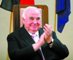 Helmut Josef Michael Kohl (* 3. aprl 1930) je nemeck konzervatvny politik a ttnik. Od roku 1982 do 1998 bol kancelrom Nemeckej spolkovej republiky.

Po tdiach vo Frankfurte a Heidelbergu sa stal Kohl prvnikom. V roku 1973 ho zvolili za predsedu CDU(Kresanskodemokratickej nie). Po pde Schmitdtovej vldy v roku 1982 sa stal novm nemeckm kancelrom. Jeho 16-ron obdobie vldy bolo najdlhie od vldy Otta von Bismarcka.
wikipedia