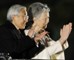 Foto : Japonsk Cisr Akihito a Cisrovn Michiko tlieskaj na slvnosti k 20-temu vroiu na trne v Cisrskom Palci v Tokiu 12.novembra 2009 pred tiscami lud