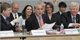 Foto : Bob Edme/associated Press 
ngel Gurria vpravo ako generlny sekretr OECD predsed konferencii v Pari