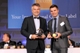 Foto : Odovzdvanie zlatej medaily Monde Selection pre tmav ari 11 % a prestnej ceny Crystal Prestige Trophy, ktor znaka ari zskala za 10 rokov nepretritho oceovania. 

(zava)
- Patrick de Halleux (predseda organizcie Monde Selection)
- Ivan Seletiansky (brand manar pre znaku ari, Pivovary Topvar, a.s.)
