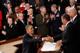 Foto : Prezident Obama si podva ruky z predsedom snemovne Johnom Boehnerom po prchode na Capitol Hill vo Washingtone v utorok.
Jim Young/Reuters